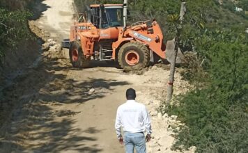 La Comisión Estatal de Infraestructura atiende derrumbe en camino que comunica a Peñamiller con Cadereyta de Montes