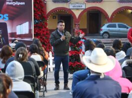 Entrega Jairo Morales laptops a jóvenes en Huimilpan
