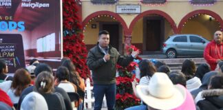 Entrega Jairo Morales laptops a jóvenes en Huimilpan