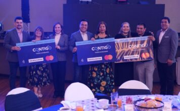 Luis Nava entrega apoyos a pensionados y jubilados