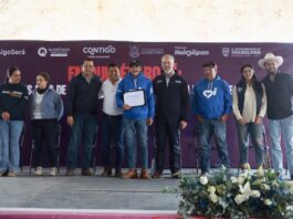 Entrega Marco Del Prete certificados de apoyo a migrantes en Huimilpan