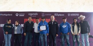 Entrega Marco Del Prete certificados de apoyo a migrantes en Huimilpan