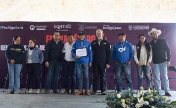 Entrega Marco Del Prete certificados de apoyo a migrantes en Huimilpan