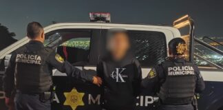 Detienen a conductor a bordo de camioneta robada