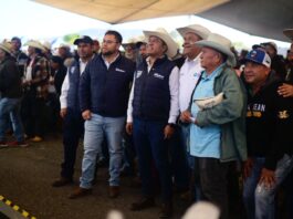 Entrega Jairo Morales Martínez maíz a productores del campo en Huimilpan