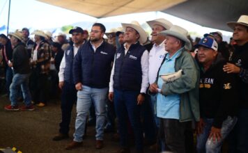 Entrega Jairo Morales Martínez maíz a productores del campo en Huimilpan