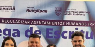 Entrega Jairo Morales escrituras en Lagunillas de San Mateo