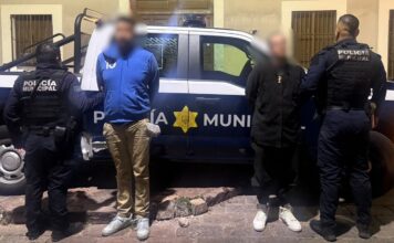 Detienen a dos sujetos por robo a vehículo en la colonia Centro