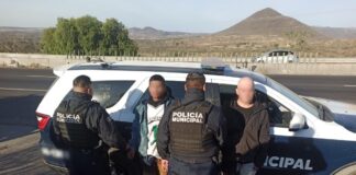 Detienen a dos masculinos en Santa Catarina