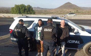 Detienen a dos masculinos en Santa Catarina