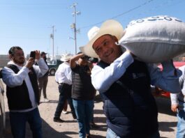 El Secretario de Desarrollo Agropecuario entrega maíz para consumo humano en Pedro Escobedo