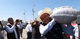 El Secretario de Desarrollo Agropecuario entrega maíz para consumo humano en Pedro Escobedo