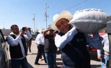El Secretario de Desarrollo Agropecuario entrega maíz para consumo humano en Pedro Escobedo