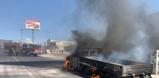 Protección Civil de El Marqués atiende incendio vehicular por falla mecánica