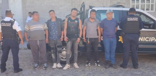 Cinco masculinos detenidos por despojo y quebrantamiento de sellos de clausura