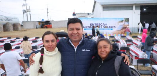 Entrega Jairo Morales primera etapa de calentadores solares en Huimilpan