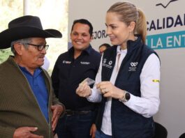 El Sistema Estatal para el Desarrollo Integral de la Familia del Estado de Querétaro entrega lentes para adultos mayores del municipio de Pinal de Amoles