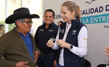 El Sistema Estatal para el Desarrollo Integral de la Familia del Estado de Querétaro entrega lentes para adultos mayores del municipio de Pinal de Amoles