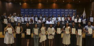 La Universidad Autónoma de Querétaro reconoce a egresados de Enfermería por resultados de excelencia