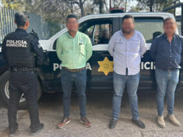Tres masculinos transitaban a bordo de un coche con placas de circulación irregular