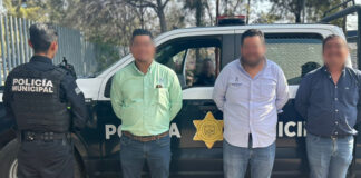 Tres masculinos transitaban a bordo de un coche con placas de circulación irregular