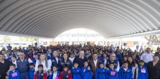 Encabeza Gobernador entrega de aulas en primarias de Jurica Pueblo