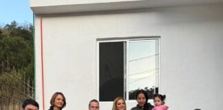 Entrega titular del Instituto de la Vivienda del Estado de Querétaro vivienda a familia afectada por las lluvias