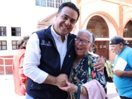 Entrega Luis Nava canastas alimentarias en El Marqués