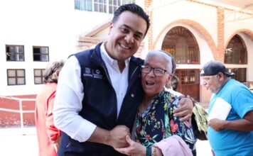 Entrega Luis Nava canastas alimentarias en El Marqués