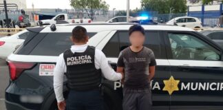 Conducía vehículo con doble placa trasera