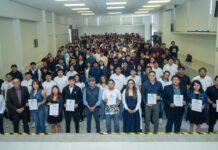 Entrega rector de la Universidad Tecnológica de San Juan del Río constancias del sistema empresarial especializado ERP SAP