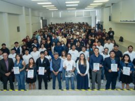 Entrega rector de la Universidad Tecnológica de San Juan del Río constancias del sistema empresarial especializado ERP SAP