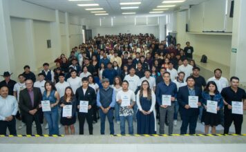 Entrega rector de la Universidad Tecnológica de San Juan del Río constancias del sistema empresarial especializado ERP SAP