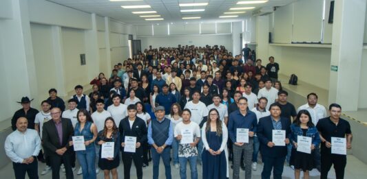 Entrega rector de la Universidad Tecnológica de San Juan del Río constancias del sistema empresarial especializado ERP SAP