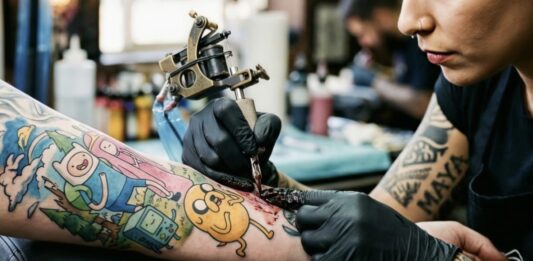 Promueve Derecho UAQ iniciativa para prohibir tatuajes en menores