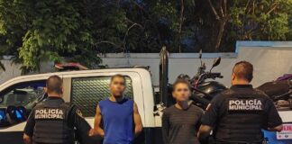 Dos masculinos detenidos por delito equiparado de robo de vehículo