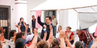 Celebra Luis Nava con mamás comerciantes de San Juan del Río