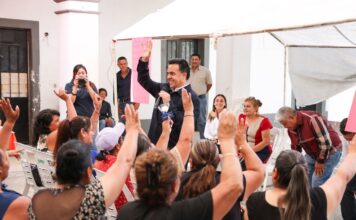 Celebra Luis Nava con mamás comerciantes de San Juan del Río