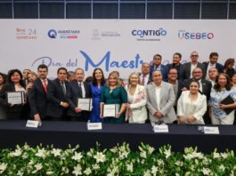 Encabeza Martha Soto entrega de reconocimientos por años de servicio a docentes del Estado
