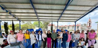 La Unidad de Servicios para la Educación Básica en el Estado de Querétaro entrega mobiliario escolar a primaria de Amealco