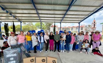 La Unidad de Servicios para la Educación Básica en el Estado de Querétaro entrega mobiliario escolar a primaria de Amealco