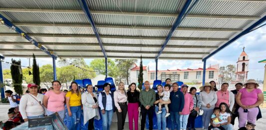 La Unidad de Servicios para la Educación Básica en el Estado de Querétaro entrega mobiliario escolar a primaria de Amealco