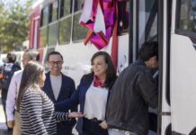 Dona Patronato UAQ un autobús para transporte universitario, beneficiando a estudiantes de Amealco