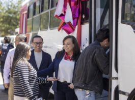 Dona Patronato UAQ un autobús para transporte universitario, beneficiando a estudiantes de Amealco