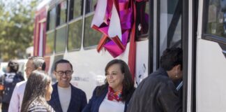 Dona Patronato UAQ un autobús para transporte universitario, beneficiando a estudiantes de Amealco