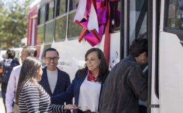 Dona Patronato UAQ un autobús para transporte universitario, beneficiando a estudiantes de Amealco