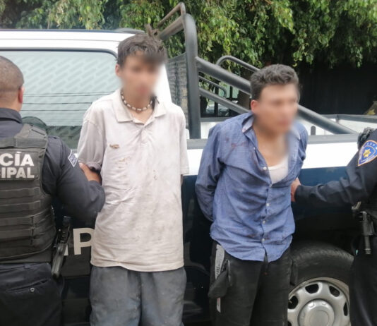Sujetos detenidos por robo en tienda de conveniencia