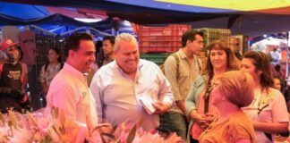Recorre Luis Nava tianguis de Santa Mónica para dialogar con comerciantes y familias