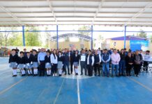 Entrega Marco Del Prete reconocimiento a ECOESCUELA en Huimilpan