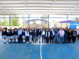 Entrega Marco Del Prete reconocimiento a ECOESCUELA en Huimilpan